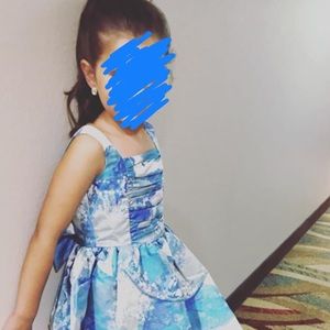 Beautiful little girl dress. Bow in back